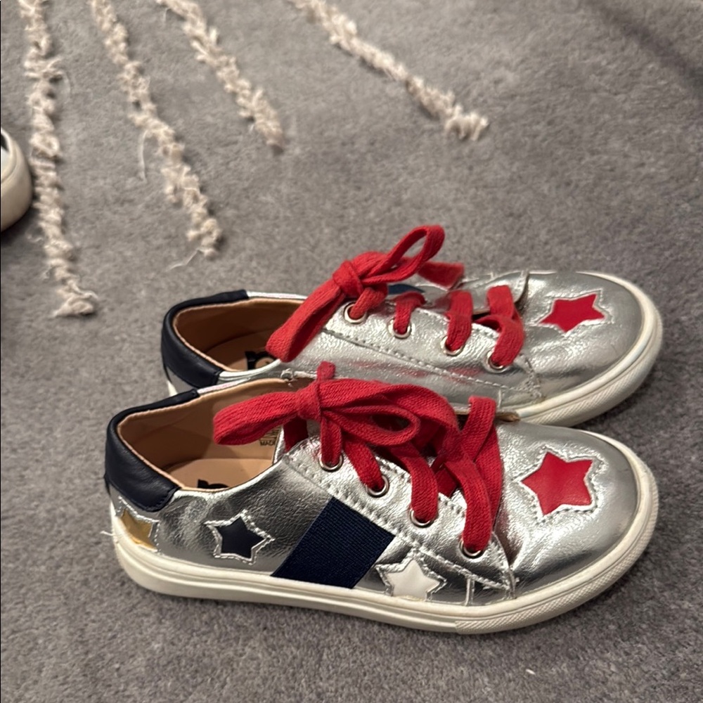 HOO SHOES Kids Silver and Red Star Sneakers